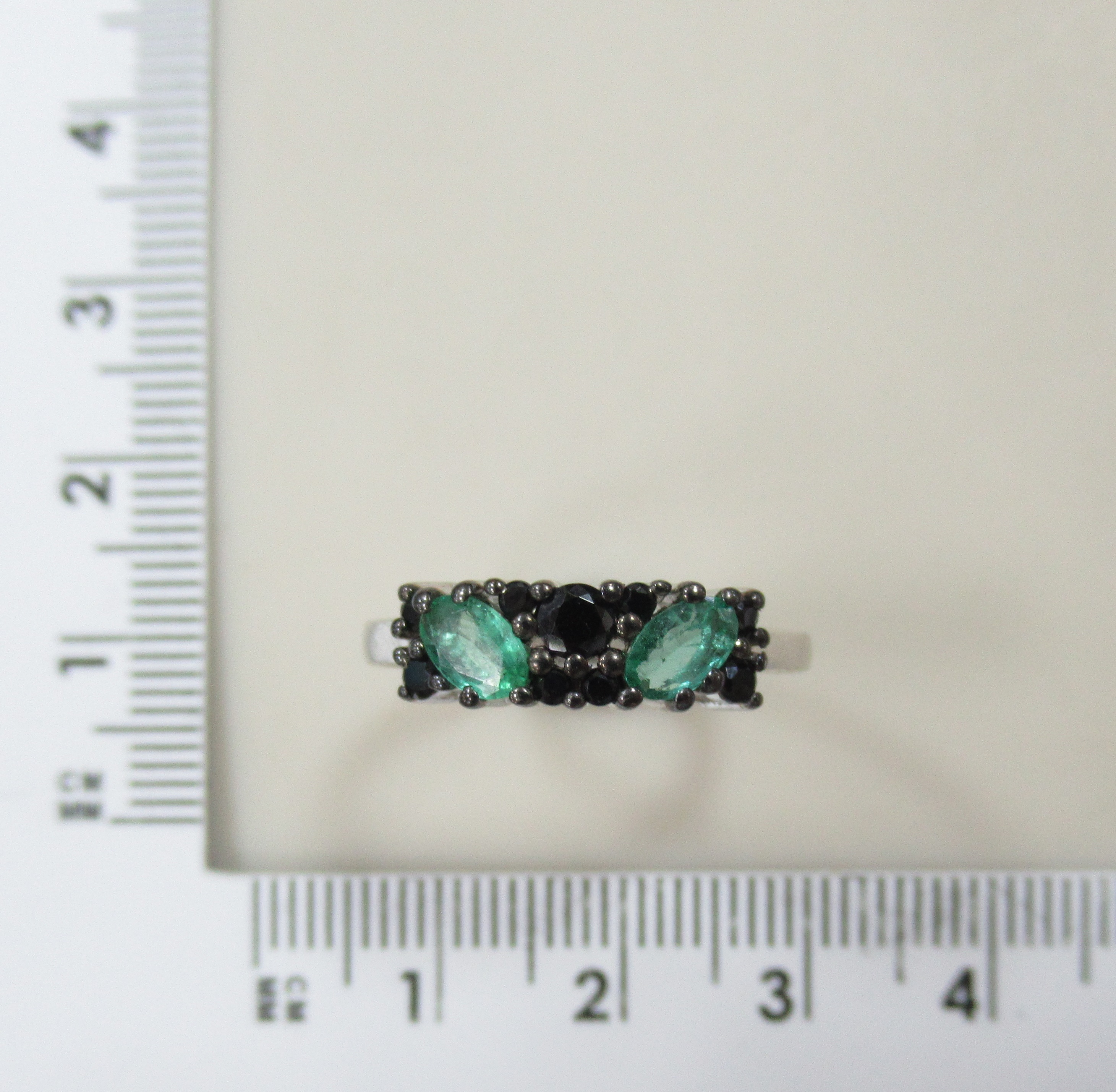 Серебряное кольцо с изумрудами